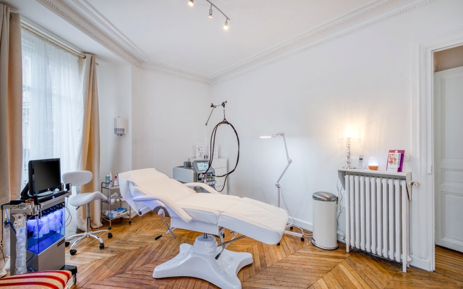 Cabine de soin lumineuse d'une clinique de médecine esthétique Appart Beauté à Paris