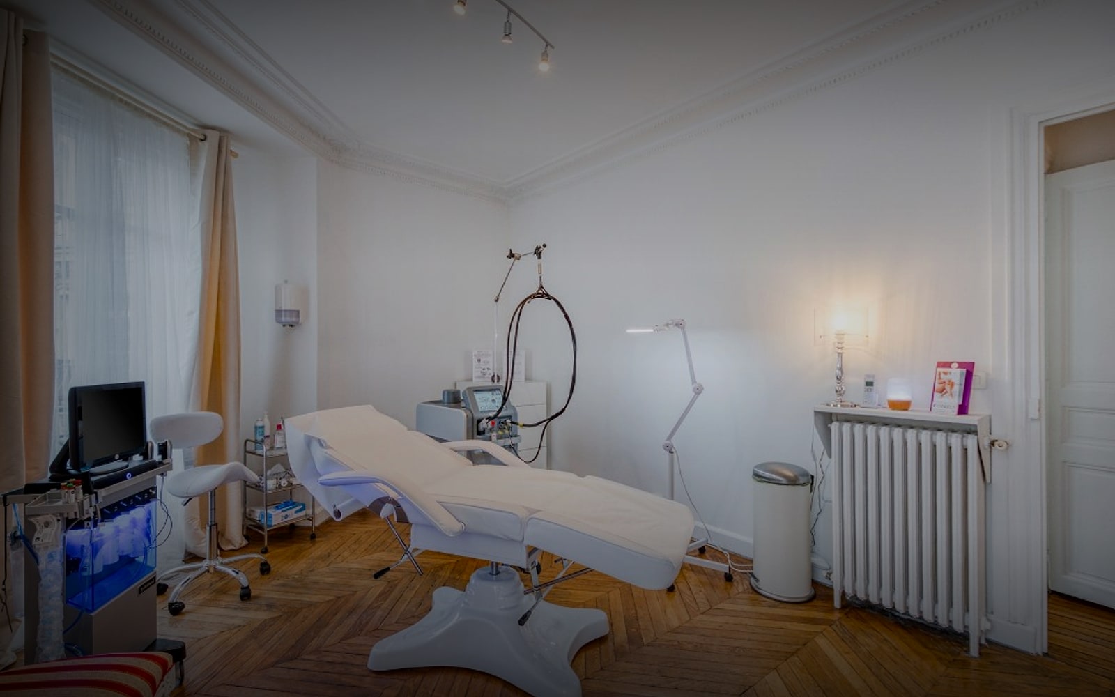 Cabine de soin lumineuse d'une clinique de médecine esthétique Appart Beauté à Paris