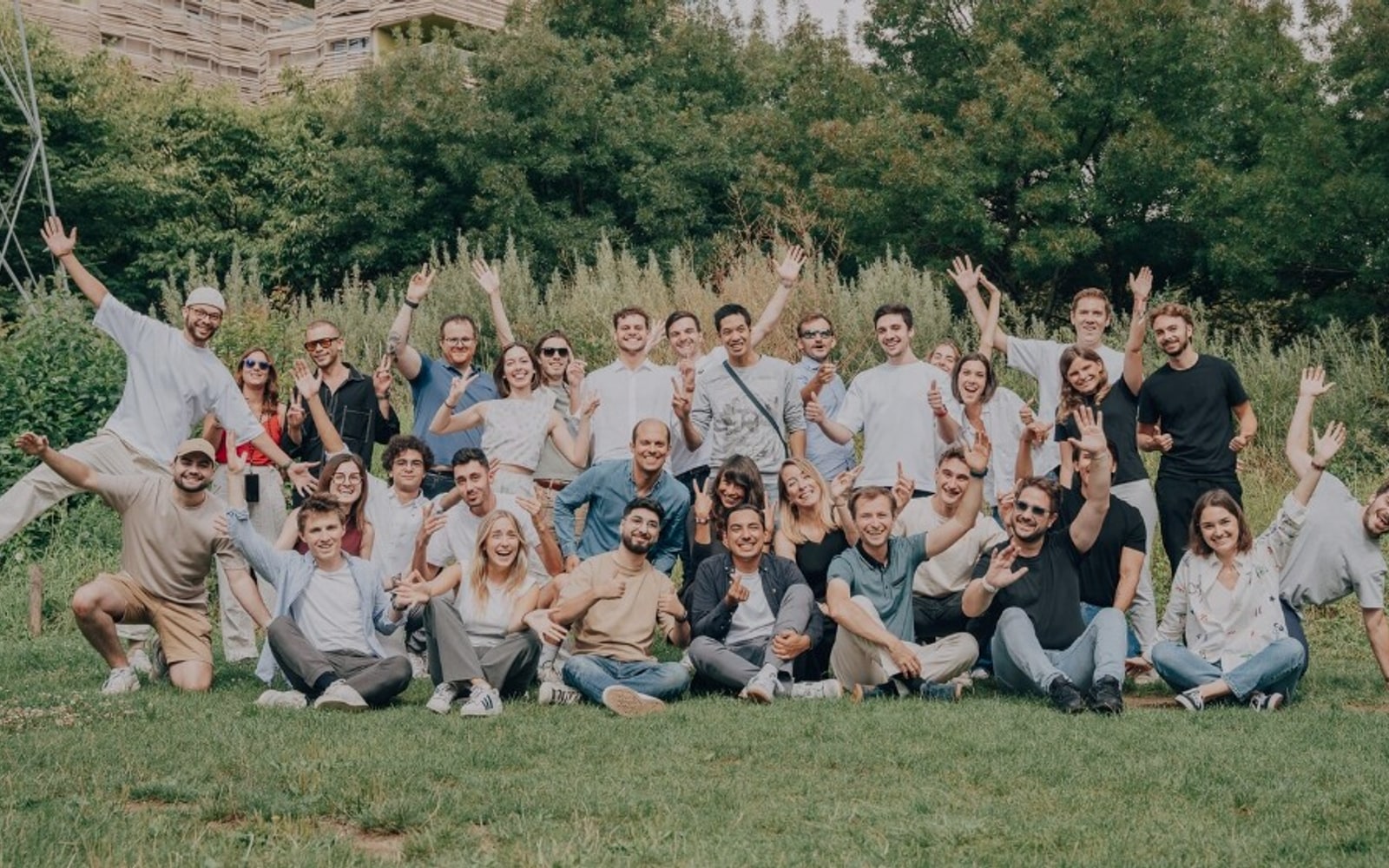 Photo de groupe de l'équipe Dipli réunie en extérieur
