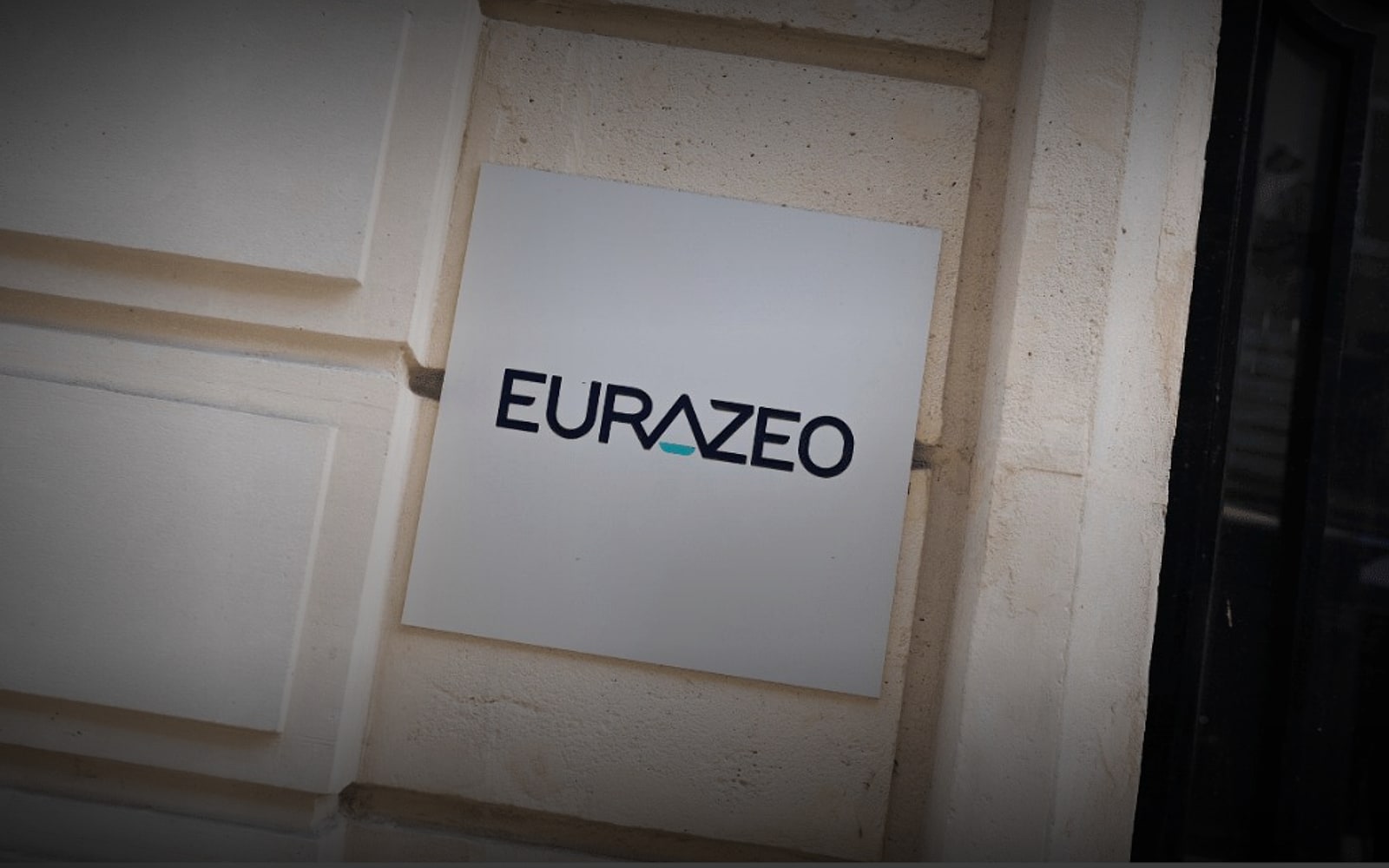 Plaque Eurazeo apposée sur la façade d'un immeuble haussmannien parisien