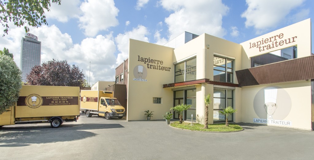 Façade et flotte de livraison de Lapierre Traiteur à Saint-Denis