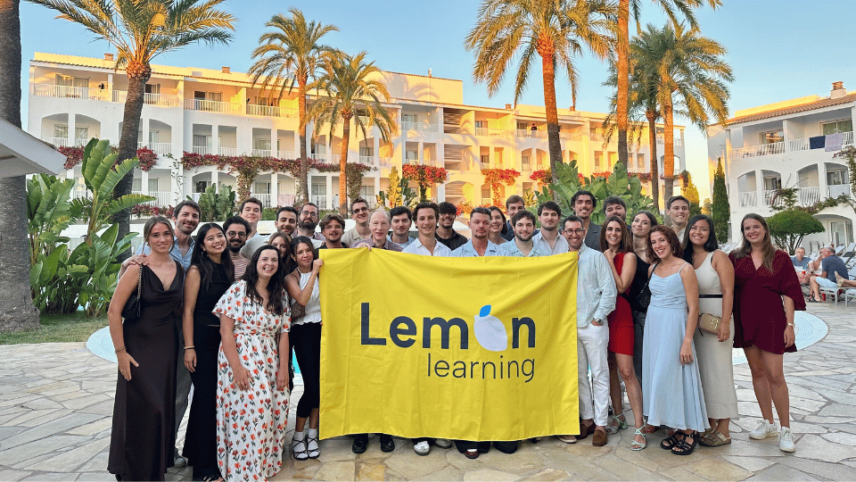 Équipe Lemon Learning déroulant un drapeau aux couleurs de la marque
