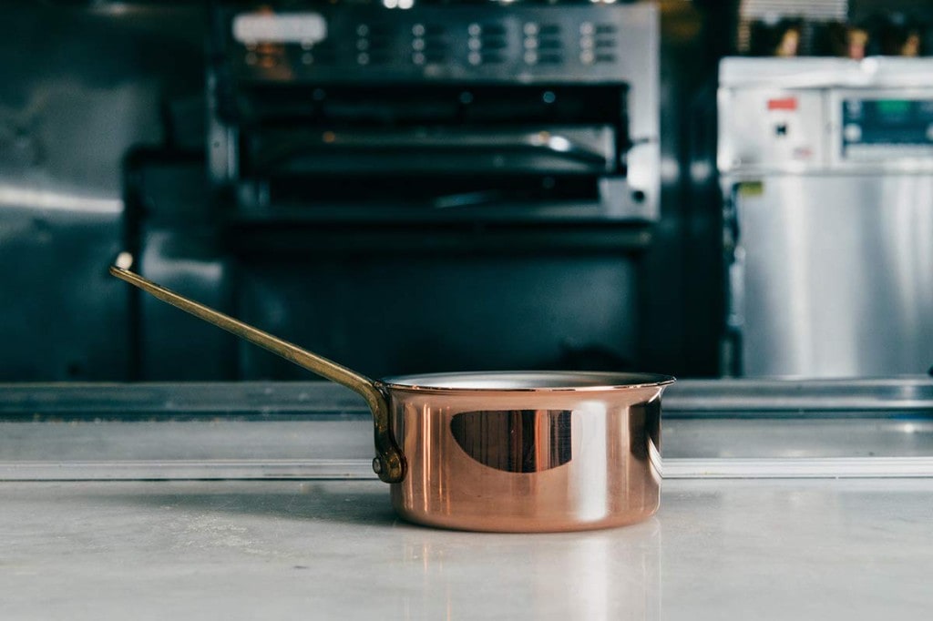 Casserole en cuivre Matfer Bourgeat sur plan de travail de cuisine professionnelle