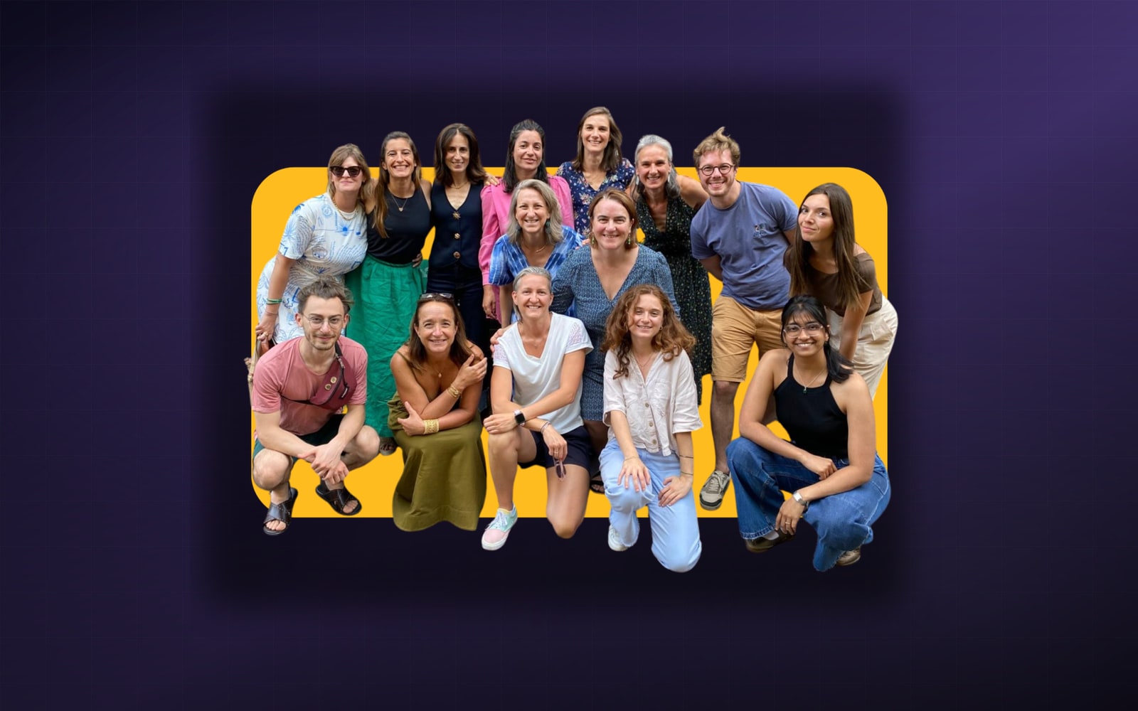 Photo de groupe de l'équipe Scholavie réunie devant un plateau jaune arrondi