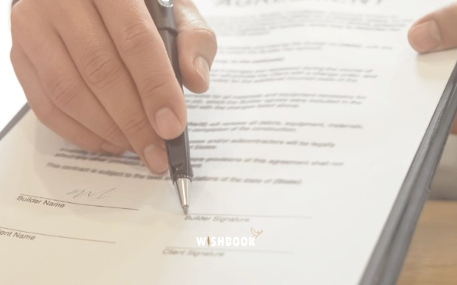 Mains signant un contrat sur un porte-documents, filigrane Wishbook