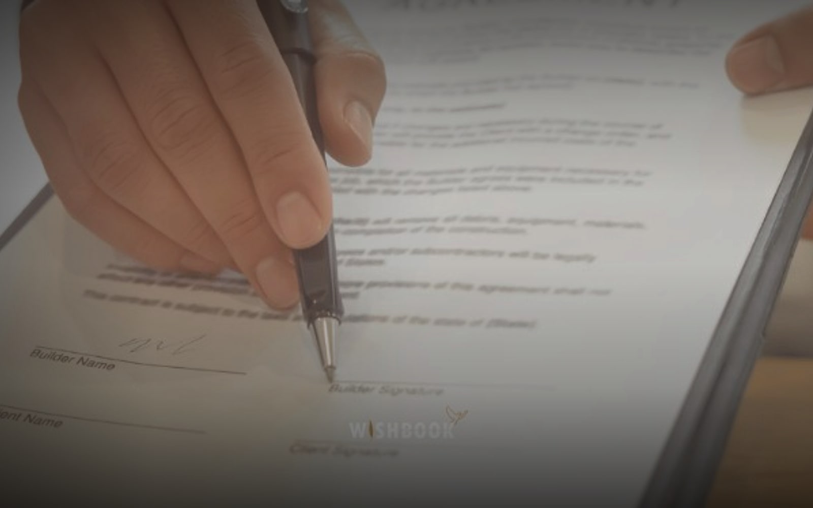 Mains signant un contrat sur un porte-documents, filigrane Wishbook